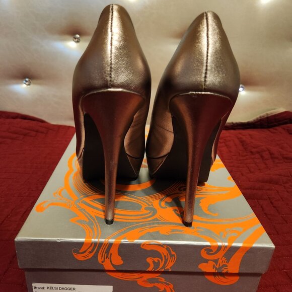 Women's size 6.5 Pewter Pumps - Picture 3 of 4